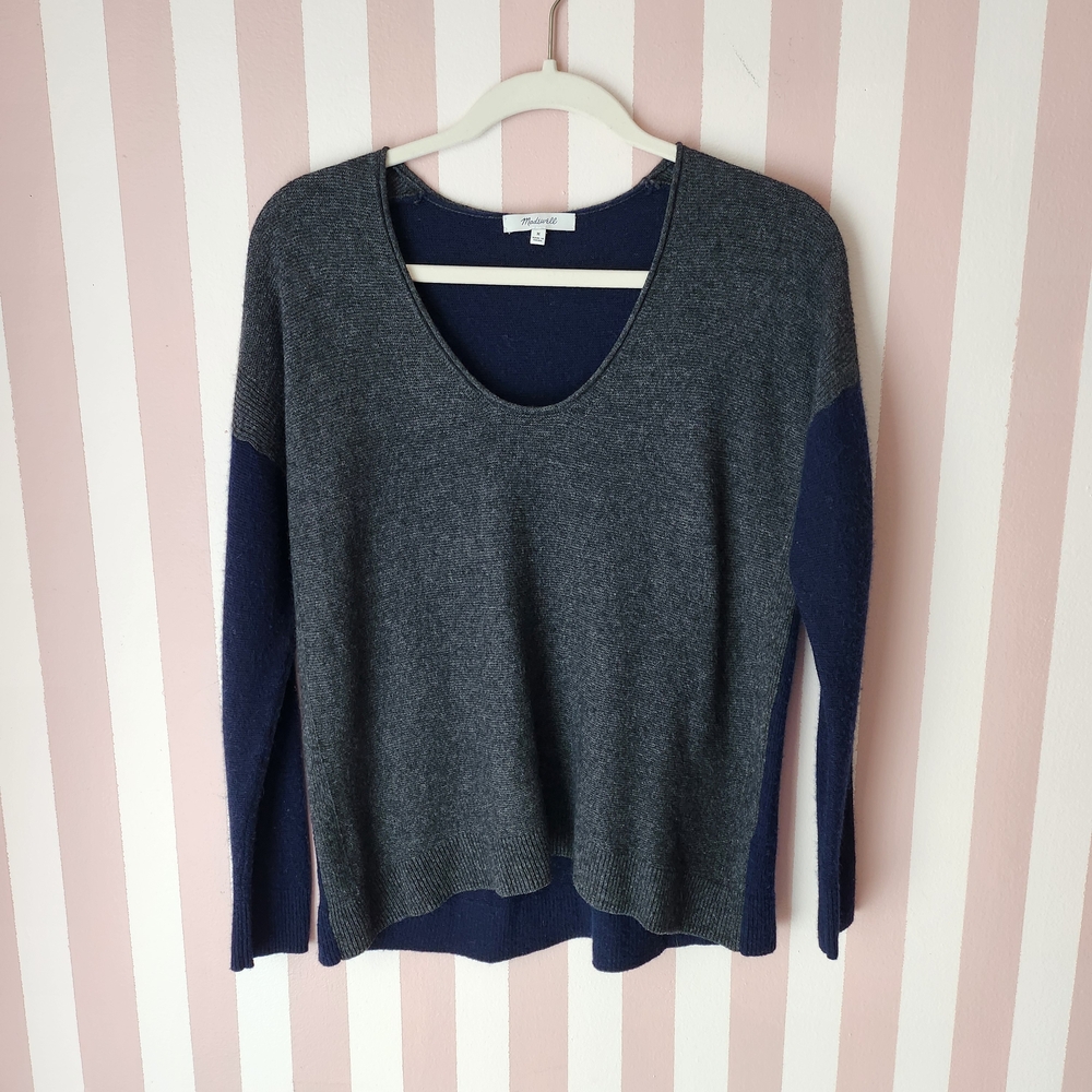 🏷Madewell V-Neck Sweaters in Gray and Blue
